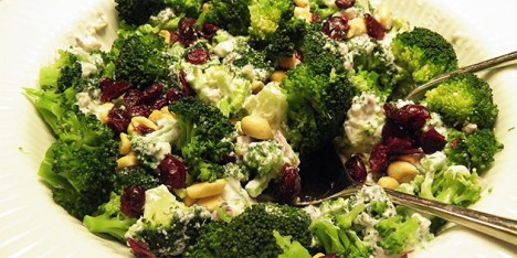 Brokkolisalat med pean�tter og traneb�r