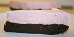 Brownie med bringebrmousse