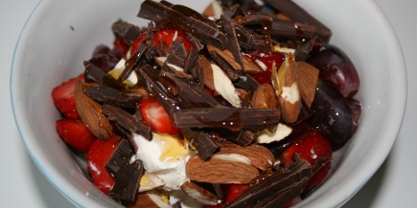 Dessert med yoghurt og frukt
