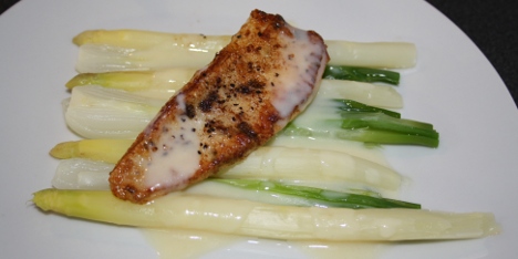 Fisk med asparges, v�rl�k og sitronsaus