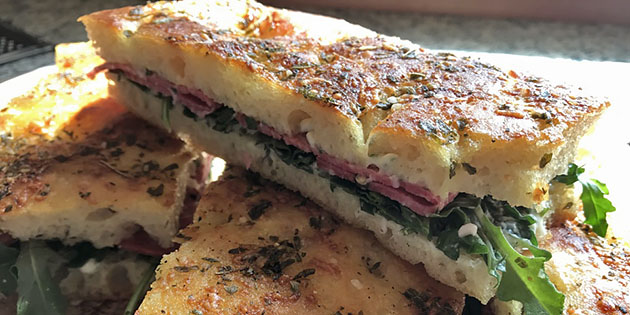 Focaccia sandwich med rucola og p�lse 