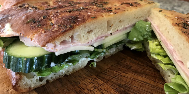 Focaccia sandwich med skinke og ost