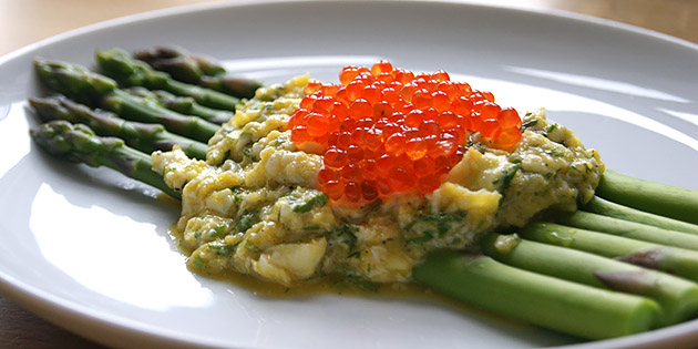 Enkel forrett med gr�nne asparges og egg
