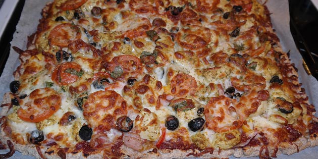 Grov pizza med kylling og bacon