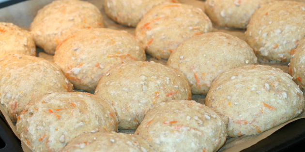 Grove rundstykker med gulrot