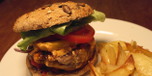 Hjemmelaget burger med grovt brød