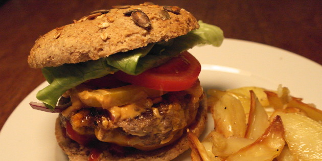 Hjemmelaget burger med grovt br�d