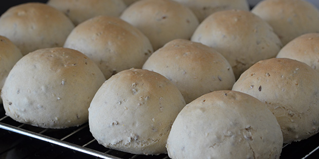 Hurtige rundstykker med kjerner