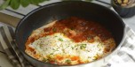 Enkel italiensk rett med egg i tomatsaus