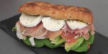 Italiensk sandwich med skinke og pesto