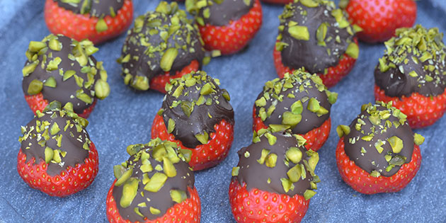 Jordb�r dyppet i sjokolade
