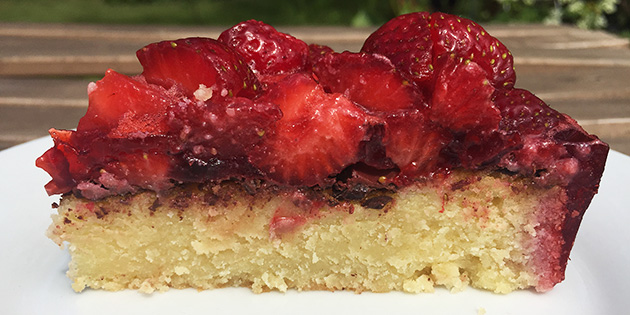 Lekker jordbrkake med mazarinbunn, sjokolade og gele