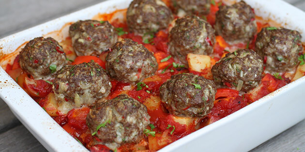 Krydrede kj�ttboller i fat med gr�nnsaker og tomatsaus