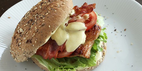 Kyllingburger med bacon og karridressing
