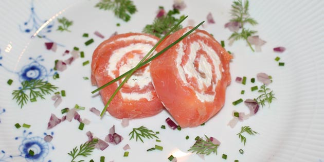 Lakserulade med r�ykeost, r�dl�k og urter