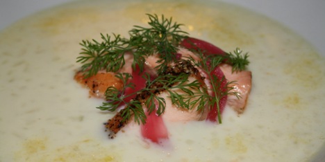 Varmr�kt laksesuppe