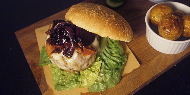 Lekker burger med karamellisert l�k