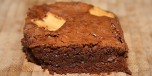 Mrk brownie med hvit sjokolade