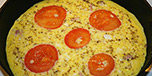 Omelett med egg og tomat
