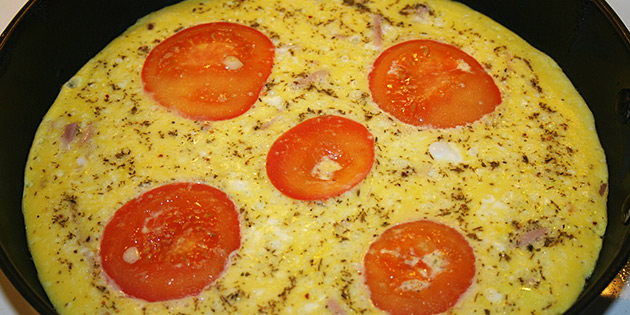 Omelett med egg og tomat