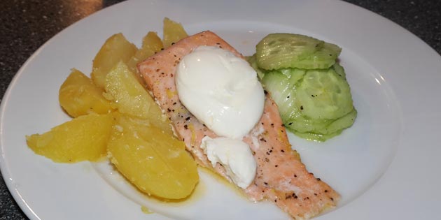 Ovnsbakt laks med agurksalat