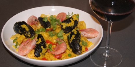 Paella med kylling og skalldyr