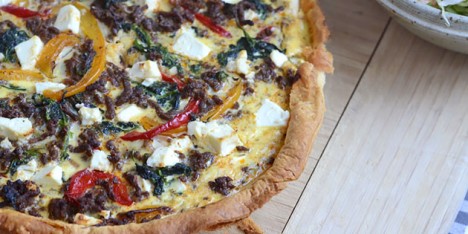 Pai med kj�ttdeig, paprika og feta