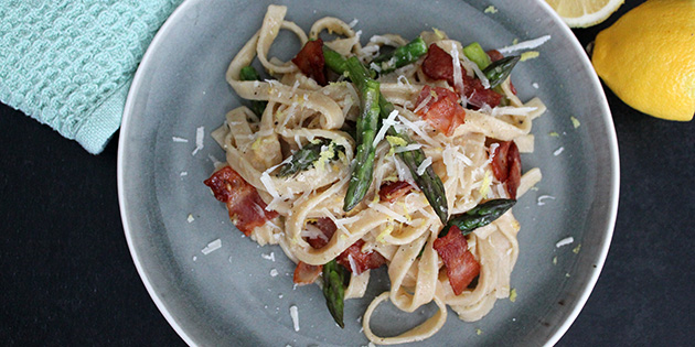 Pasta med bacon, asparges og sitron