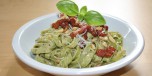 Pasta med pesto og bacon