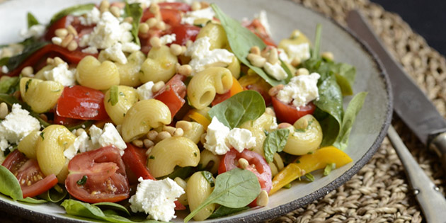 Pastasalat med spinat, tomat og feta