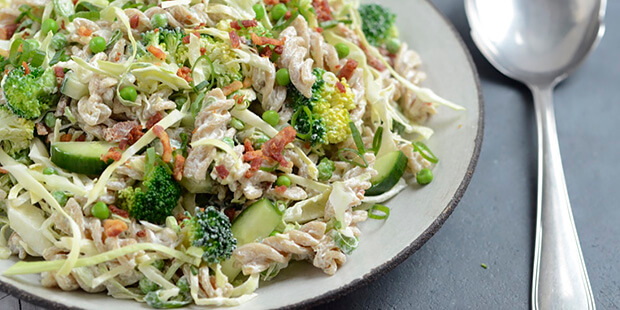 Pastasalat med bacon, erter og spissk�l