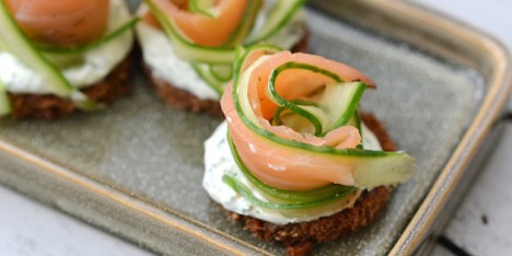 Ristet rugbr�d med laks � lekre appetittvekkere