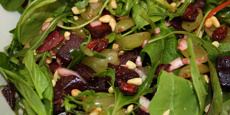R�dbetsalat med pinjekjerner og vindruer