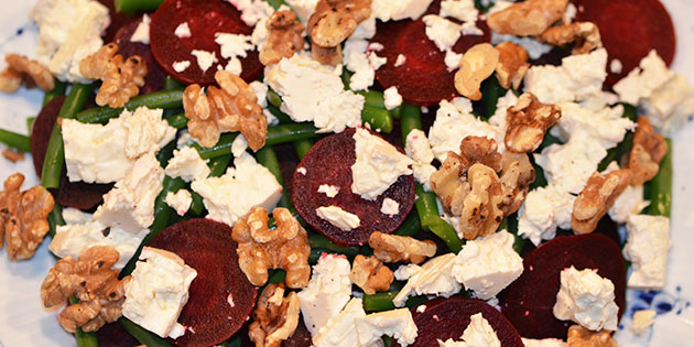 R�dbetesalat med fetaost og valn�tter