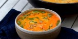 Rød karrisuppe med kokosmelk og kjøttdeig