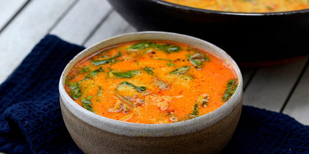 R�d karrisuppe med kokosmelk og kj�ttdeig