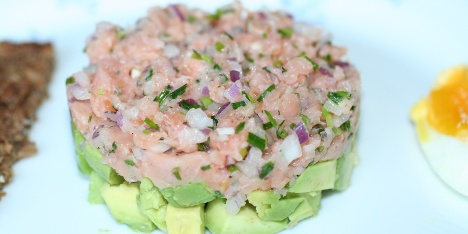 R�kt laksetartar med avokado