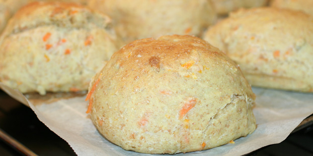 Rundstykker med gulrot, egg og honning