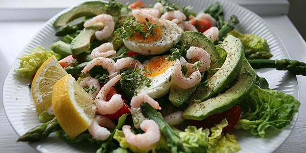 Lekker salat med egg, reker og gr�nne asparges