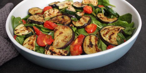 Salat med grillede gr�nnsaker og bakte tomater