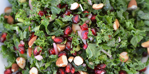 Salat med gr�nnk�l, granateple og mandler