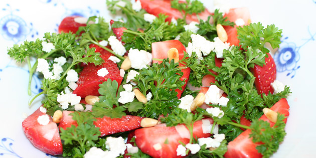Salat med jordb�r, fetaost og pinjekjerner