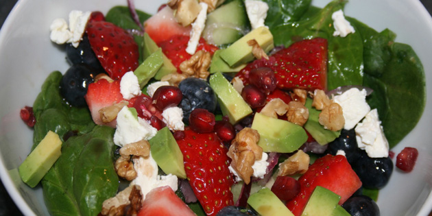 Salat med jordb�r og granateple