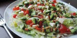 Salat med avokado, fetaost og pinjekjerner