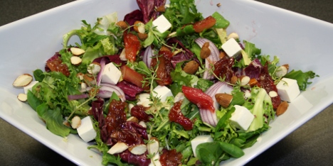 Salat med rabarbra og mandler