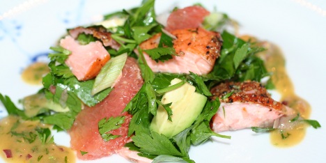 Salat med varmr�kt laks