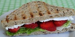 Sandwich med jordbær og kremost