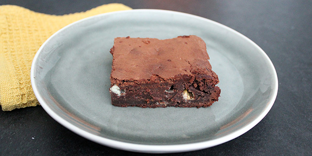 Sjokoladekake med biter av hvit sjokolade og bringeb�r