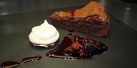 Sjokoladekake med lakrismarengs og sirup av b�r