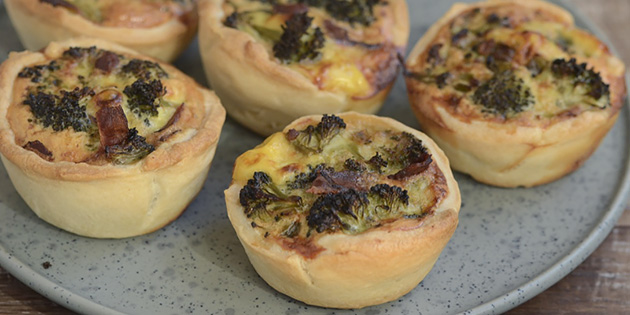 Sm� brokkolipaier i muffinsformer